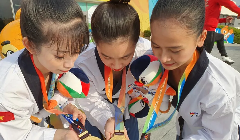 Ba VĐV Taekwondo Việt Nam đã vượt qua chủ nhà Hàn Quốc để giành HCV. Ảnh: NGUYỄN THANH HUY