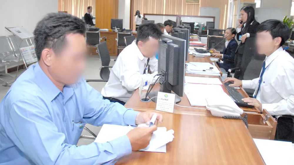 Khách hàng giao dịch tại một công ty bảo hiểm. Ảnh: THÀNH TRÍ