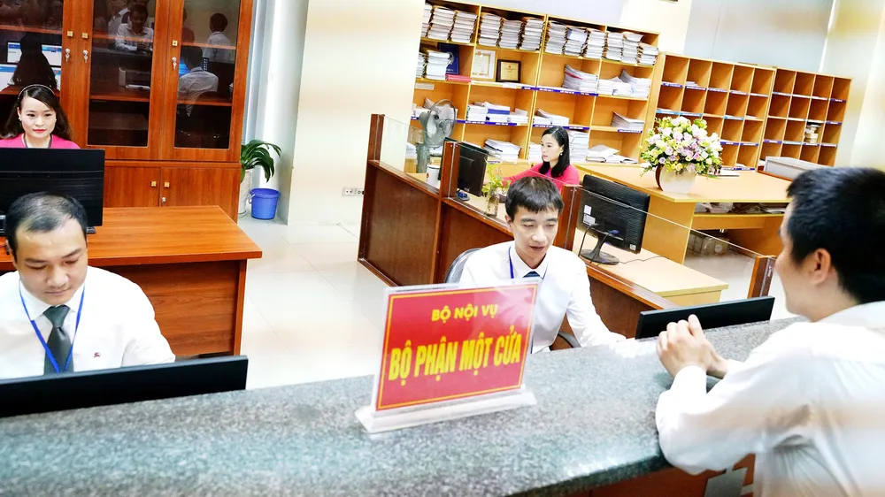 Các trí thức trẻ công tác tại Bộ phận một cửa ở Bộ Nội vụ
