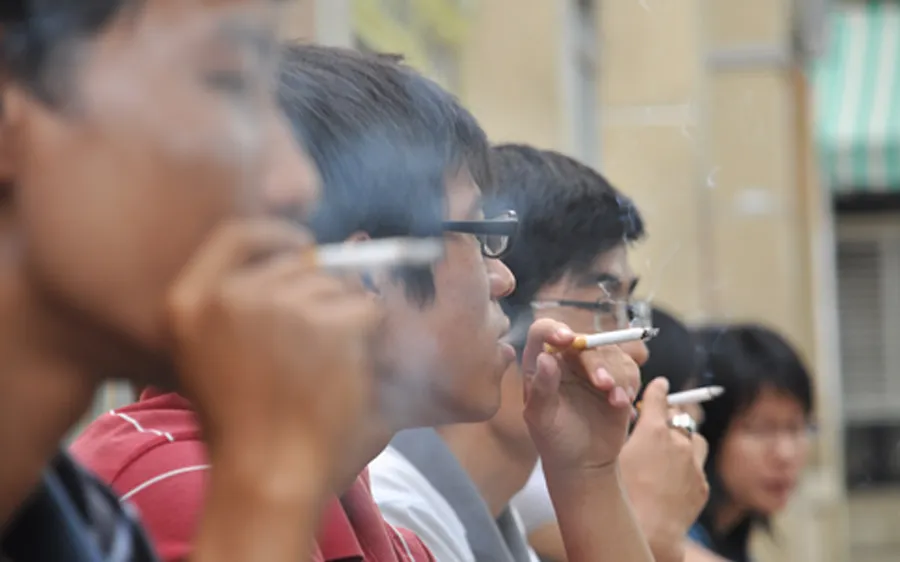 Không dung túng hành vi hút thuốc nơi công cộng