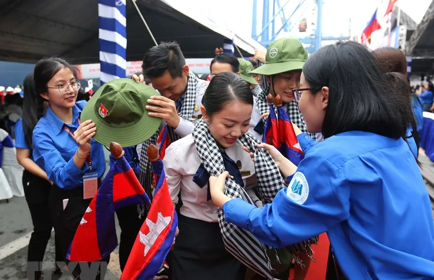 Đoàn thanh niên Thành phố Hồ Chí Minh tặng quà lưu niệm đại biểu thanh niên tàu Thanh niên Đông Nam Á và Nhật Bản năm 2019. Ảnh: TTXVN