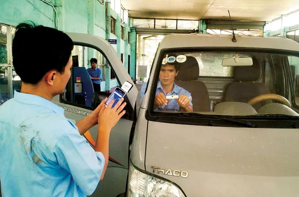 Chưa tới 1/4 số lượng xe dán thẻ thu phí tự động 