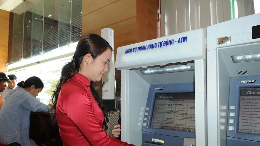 Khách hàng cần kiểm tra kỹ thông tin trước khi chuyển khoản. Ảnh: THÀNH TRÍ