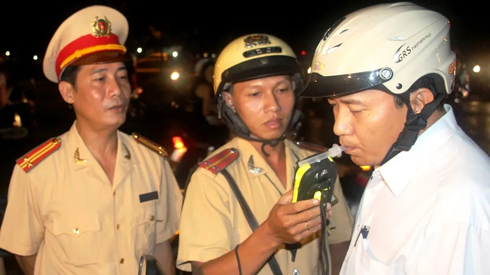 CSGT kiểm tra nồng độ cồn người điều khiển phương tiện giao thông. Ảnh: TUẤN VŨ