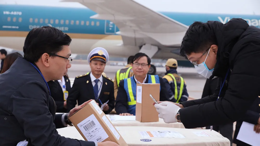 Lực lượng chức năng đưa thi thể các nạn nhân về đến sân bay quốc tế Nội Bài. Ảnh: TTXVN