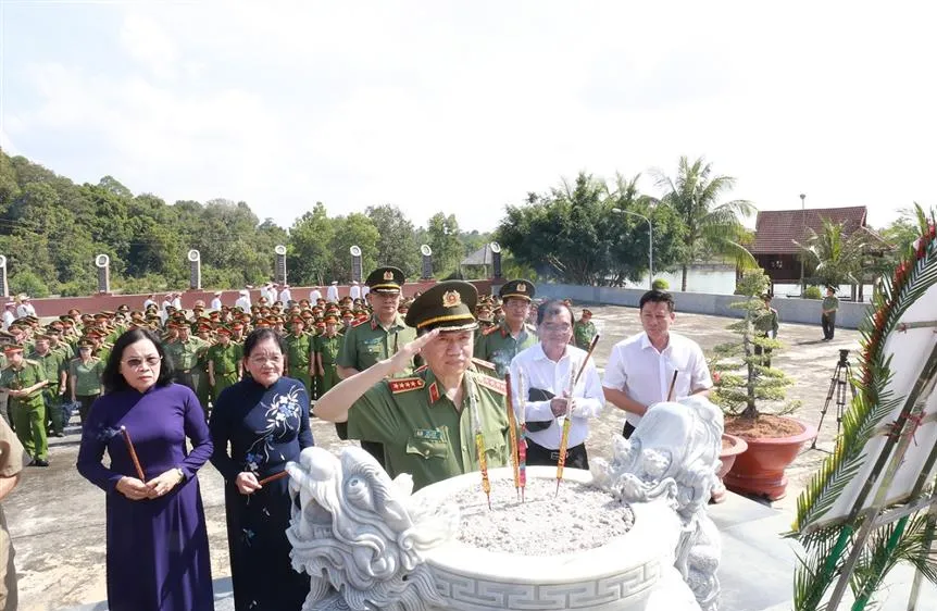 Bộ trưởng Bộ Công an, dẫn đầu cùng lãnh đạo tỉnh Tây Ninh, các cán bộ lão thành cách mạng đã đến dâng hoa, thắp hương tưởng niệm các anh hùng liệt sĩ