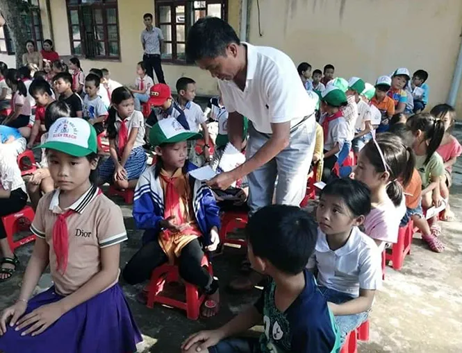 Tặng 300 suất học bổng cho học sinh nghèo