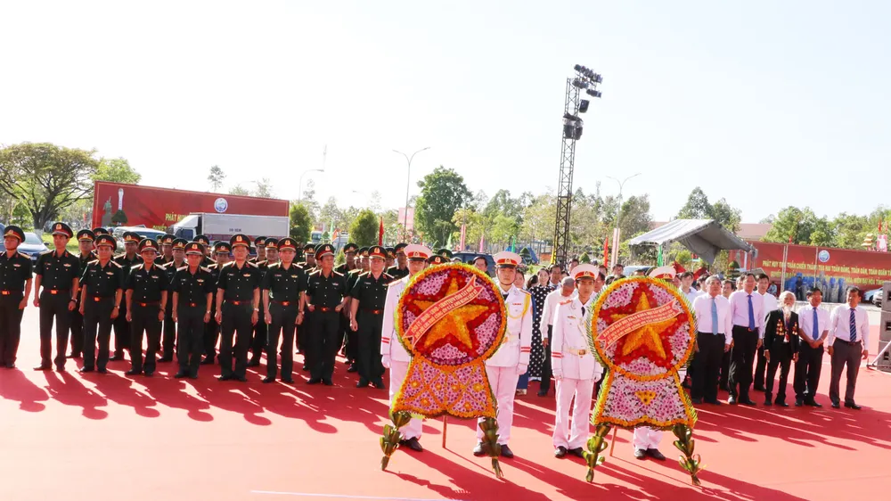 Các đại biểu dâng hương tưởng niệm tại Tượng đài chiến thắng Tua Hai (xã Thái Bình, huyện Châu Thành, tỉnh Tây Ninh)