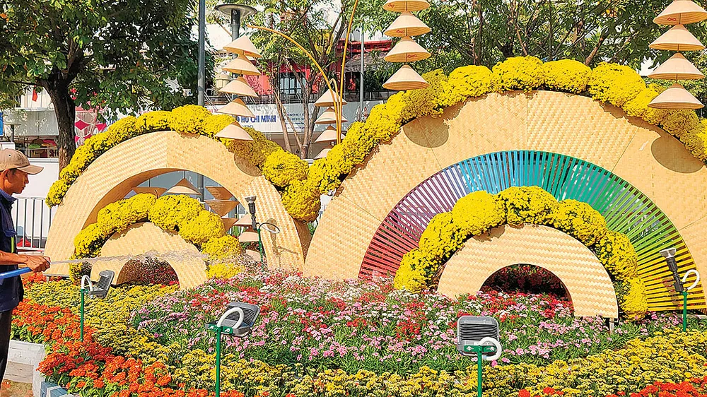 Chăm sóc Đường hoa Nguyễn Huệ. Ảnh: DŨNG PHƯƠNG