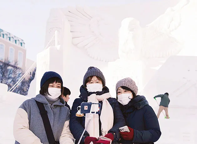 Khách tham quan lễ hội tuyết Sapporo