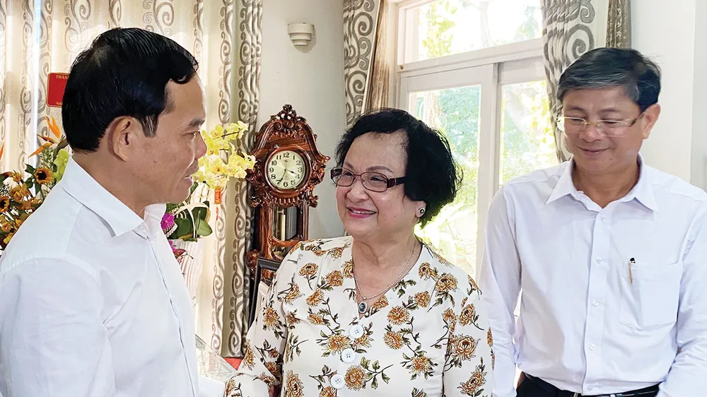 Đồng chí Trần Lưu Quang thăm nguyên Bộ trưởng Bộ Y tế Trần Thị Trung Chiến. Ảnh: TẤN BA 