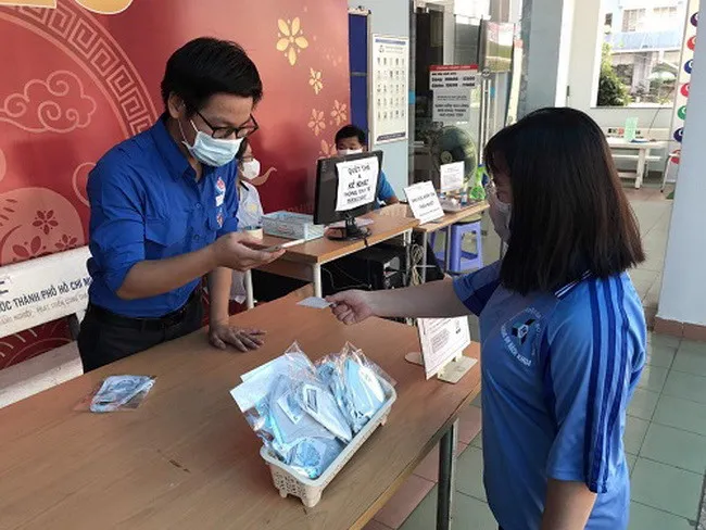 Tặng 42.000 khẩu trang cho sinh viên Trường Bách khoa TPHCM