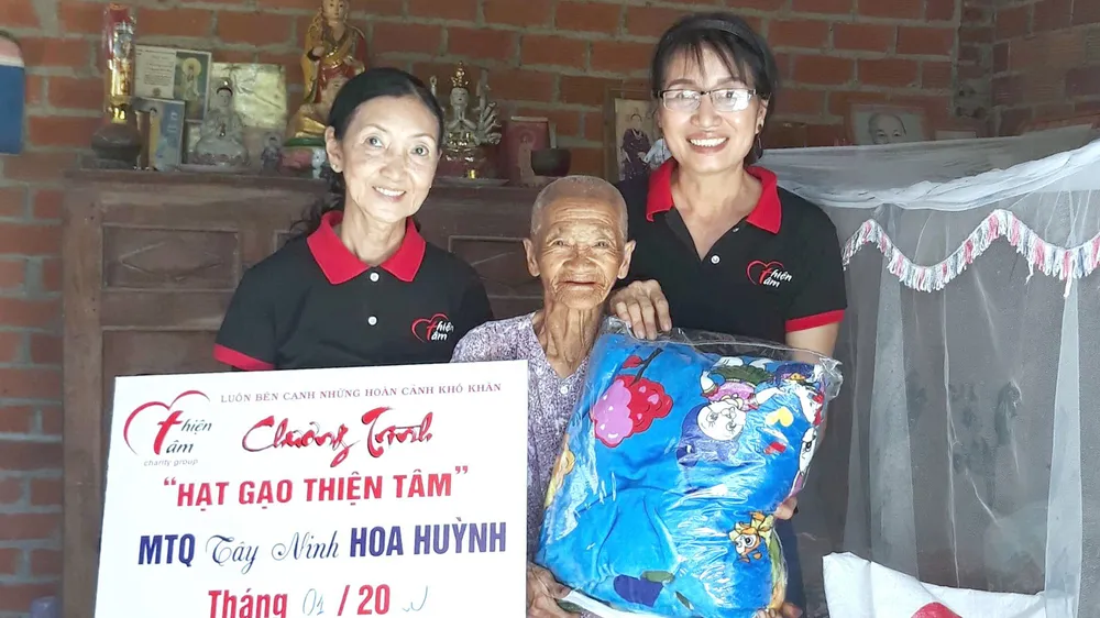 Nhóm từ thiện Thiện Tâm tặng quà một cụ già có hoàn cảnh khó khăn 