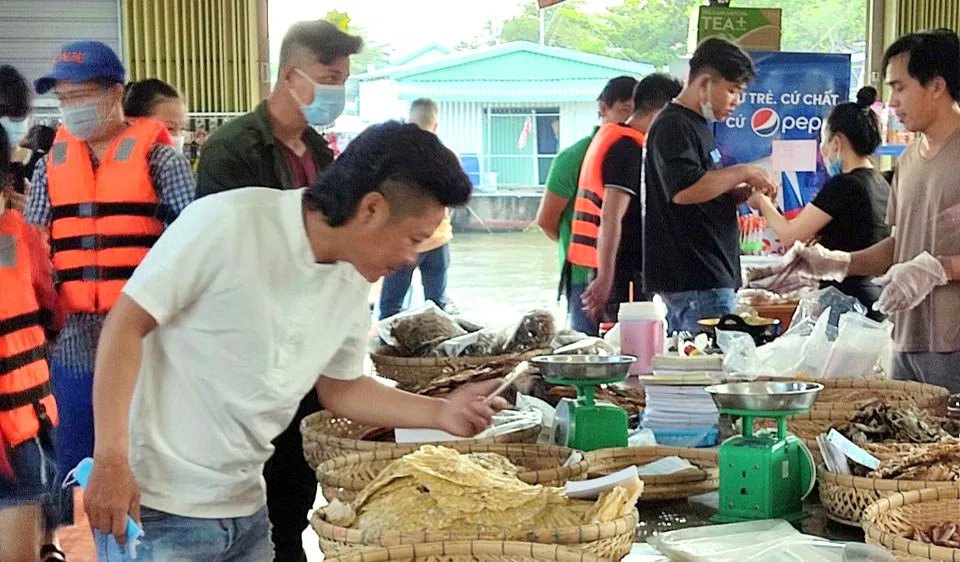 Du khách đã trở lại tham quan, mua sắm tại Chợ nổi Cái Răng vào dịp lễ 30-4 và 1-5 vừa qua 