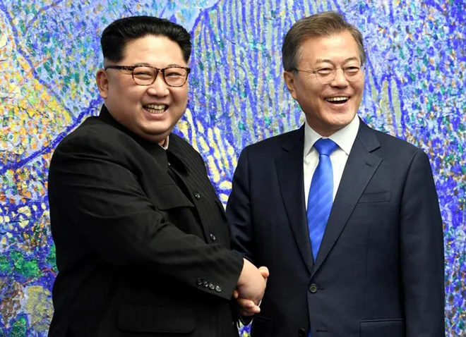 Tổng thống Hàn Quốc Moon Jae-in (phải) và nhà lãnh đạo Triều Tiên Kim Jong-un. Ảnh: REUTERS