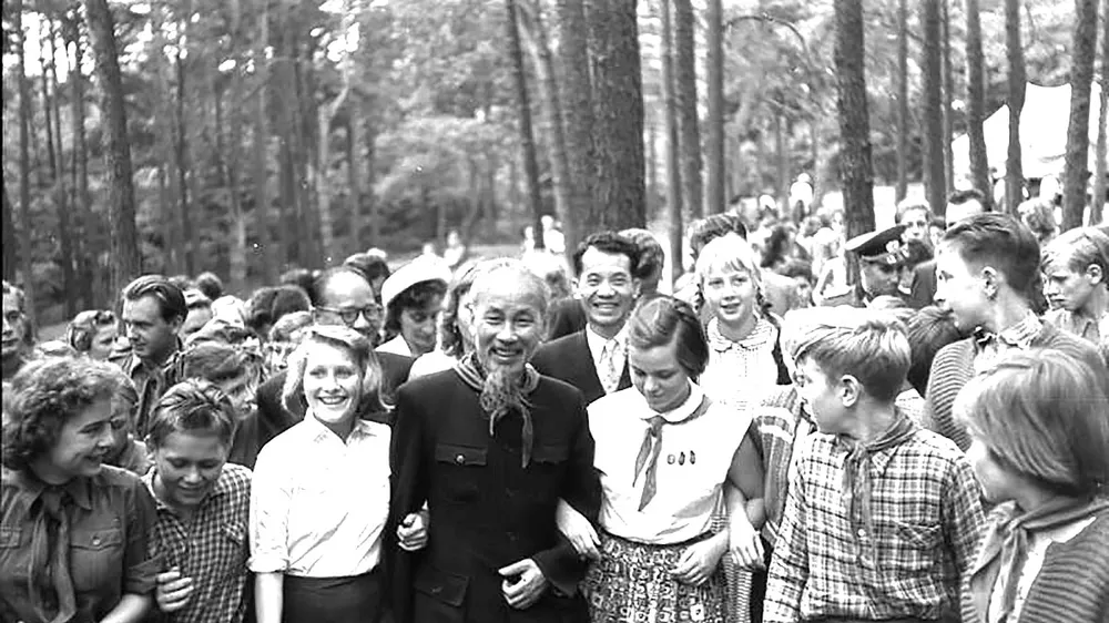 Bác Hồ với các thành viên của Đội Thiếu niên Tiền phong Đông Đức, năm1957 Ảnh: Sturm Horst / Creative Common