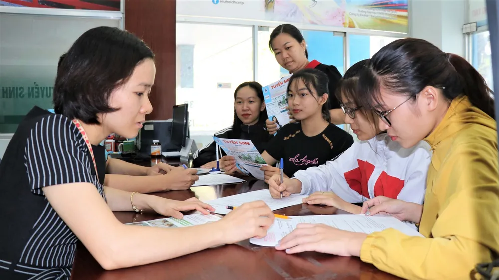 Thí sinh đăng ký xét tuyển học bạ vào Trường Đại học Công nghiệp Thực phẩm năm 2020