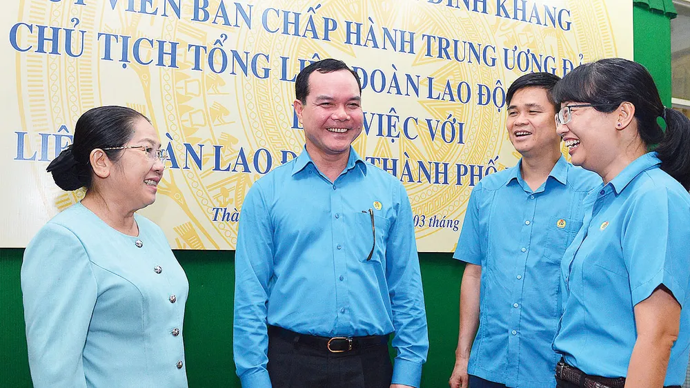 Phó Bí thư Thành ủy TPHCM Võ Thị Dung trao đổi cùng các đại biểu. Ảnh: VIỆT DŨNG