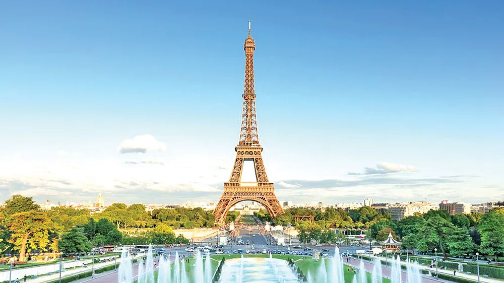 Biểu tượng của Paris mở cửa trở lại
