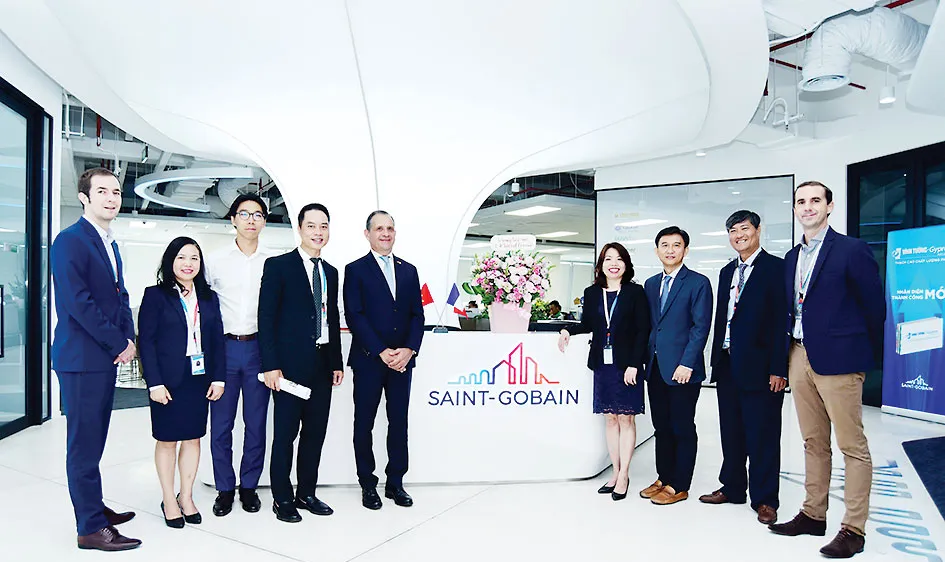 Tổng Lãnh sự Cộng hòa Pháp tại TPHCM thăm văn phòng Tập đoàn Saint-Gobain Việt Nam