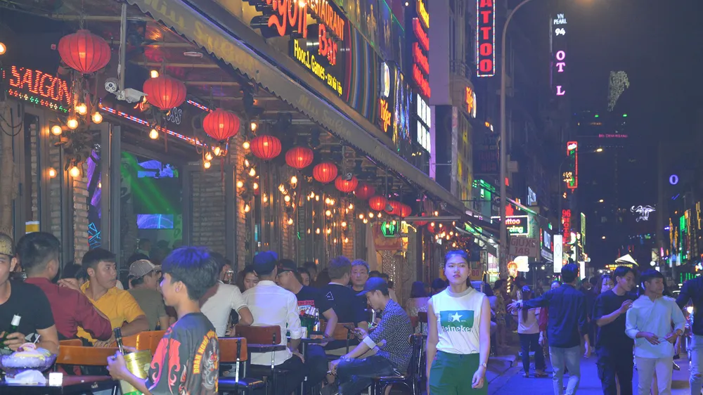 Phố đi bộ Bùi Viện lại nhộn nhịp