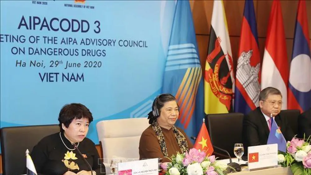 Phó Chủ tịch Thường trực Quốc hội Tòng Thị Phóng phát biểu khai mạc Hội nghị. Ảnh: TTXVN
