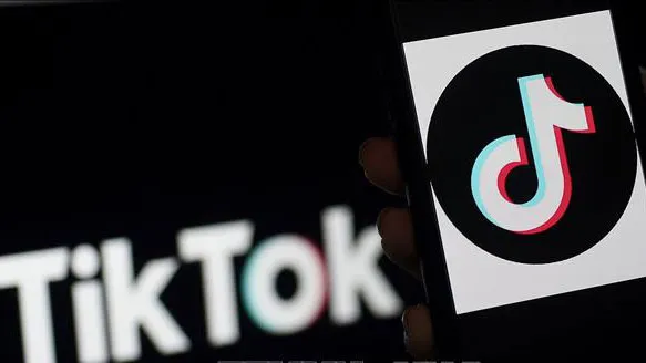 Biểu tượng TikTok trên màn hình điện thoại di động. Ảnh: TTXVN