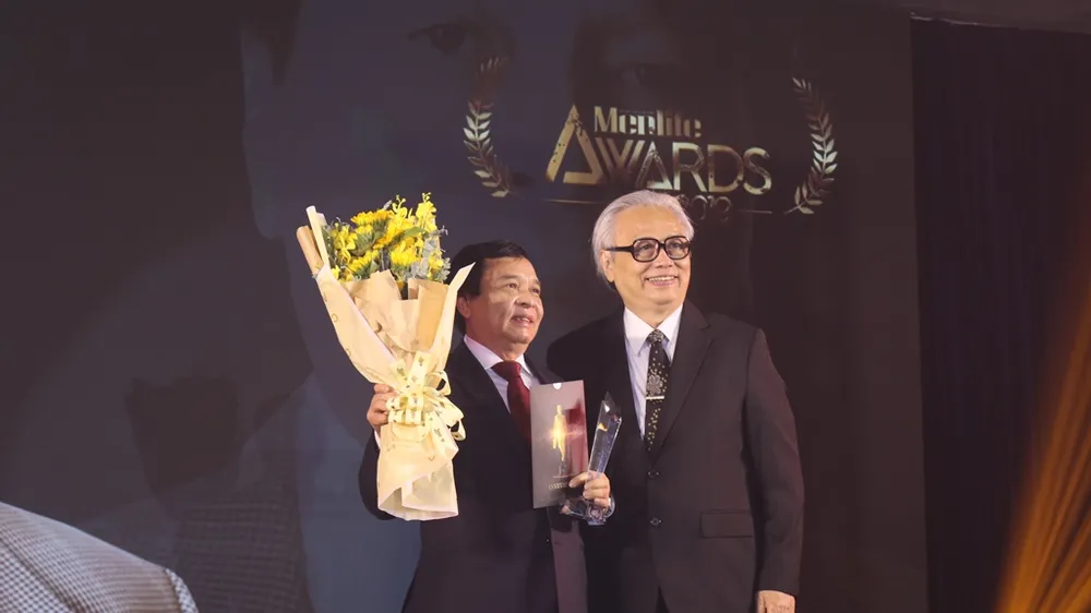 PGS.TS. Nguyễn Mạnh Hùng, Hiệu trưởng Trường ĐH Nguyễn Tất Thành được vinh danh tại Lễ trao giải Men&life Awards