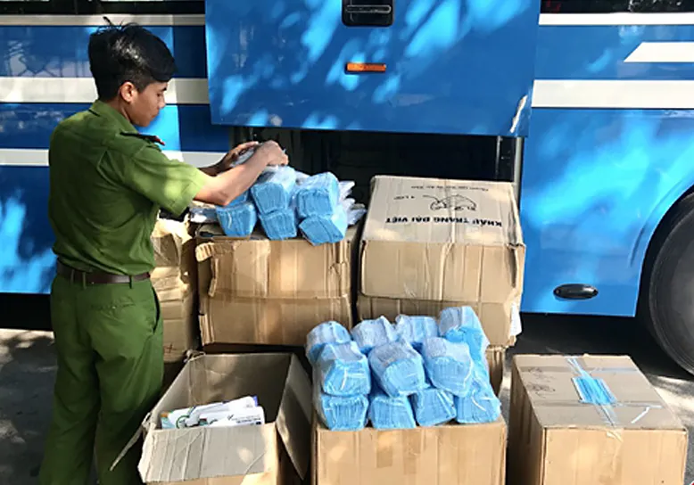 Phát hiện hàng trăm ngàn khẩu trang không rõ nguồn gốc 
