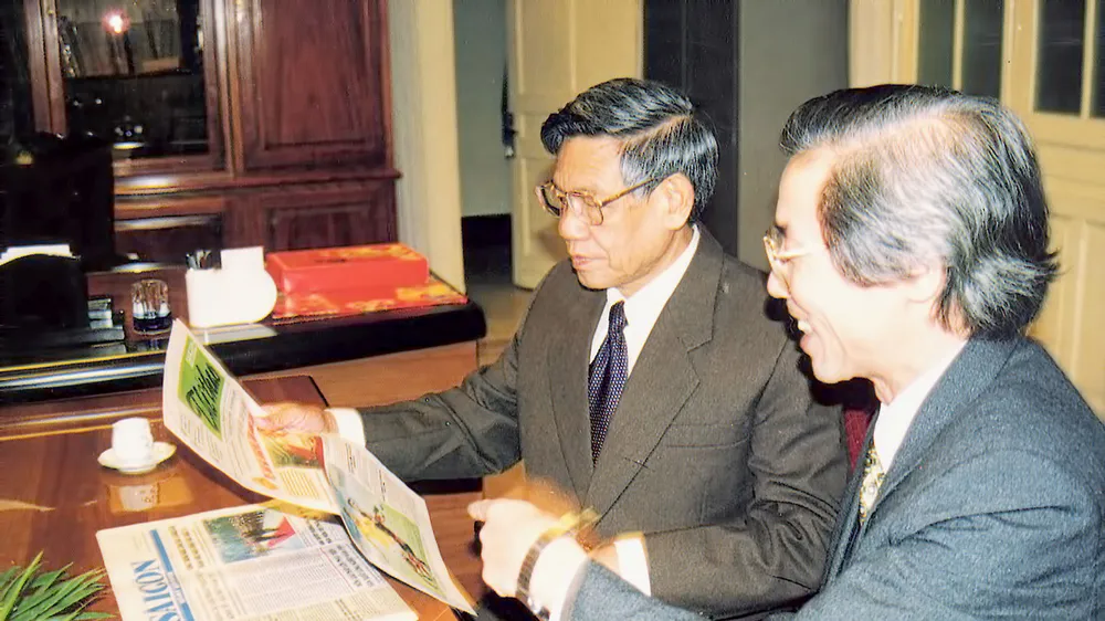 Đồng chí Lê Khả Phiêu xem các ấn phẩm Báo SGGP Ảnh tư liệu Báo SGGP