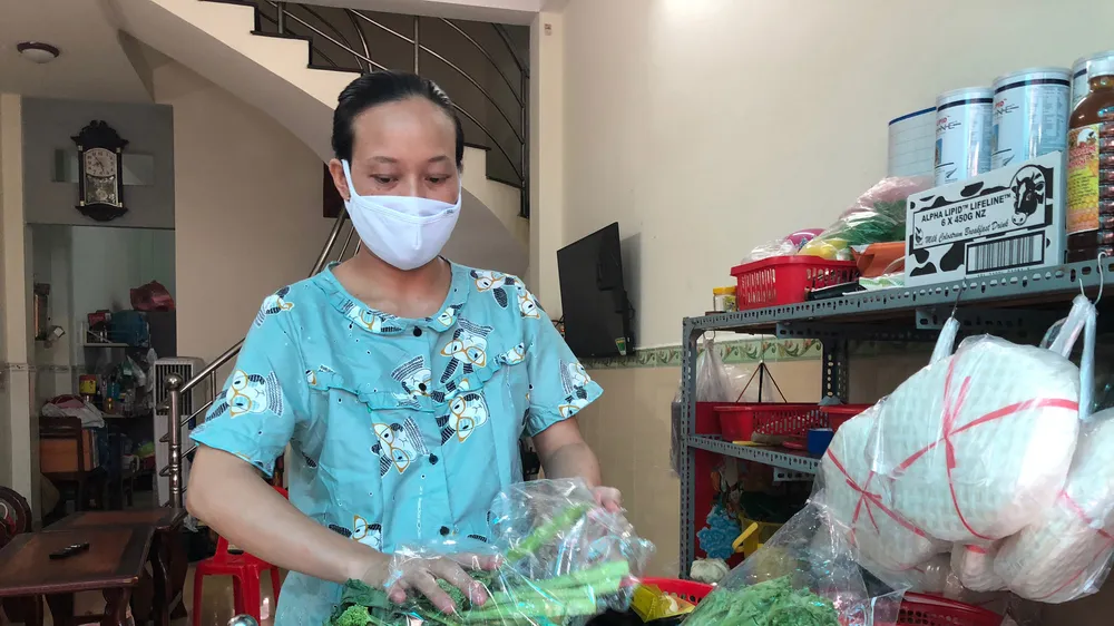Chị Ngọc Thúy đang gói sản phẩm để chuyển đến khách hàng đặt mua qua mạng