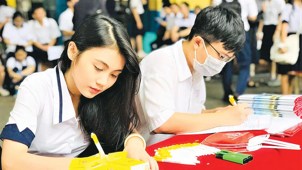 Thí sinh đăng ký xét tuyển học bạ vào Trường Đại học Kinh tế Tài chính TPHCM. Ảnh: THANH HÙNG