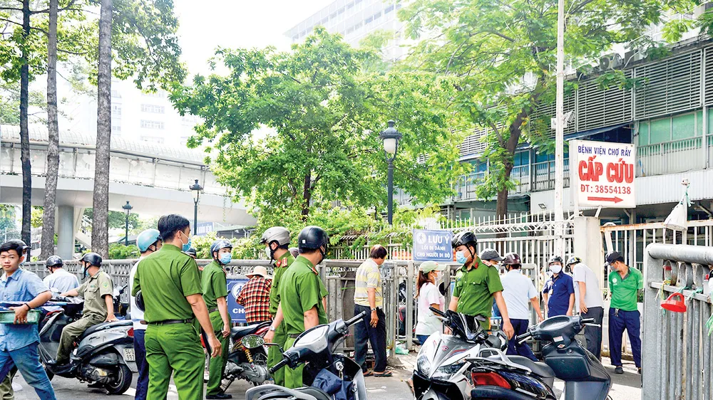Lực lượng chức năng ra quân chấn chỉnh tình trạng mất an toàn giao thông trước cổng BV Chợ Rẫy sáng 6-9