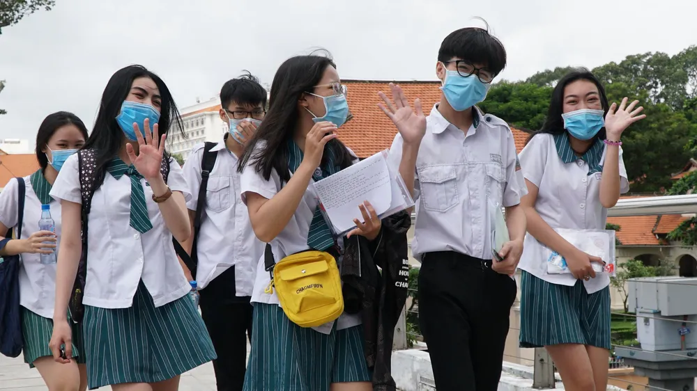 Thí sinh TPHCM vui mừng khi kết thúc môn tiếng Anh tại kỳ thi tốt nghiệp THPT năm 2020. Ảnh: HOÀNG HÙNG