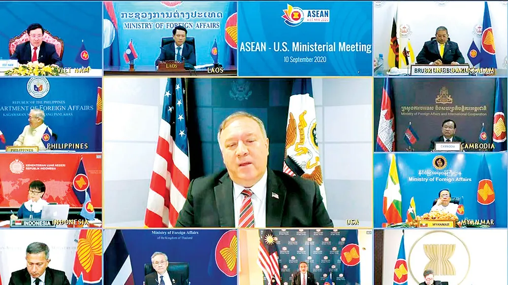Ngoại trưởng Mỹ Mike Pompeo (ảnh giữa) phát biểu trong hội nghị trực tuyến với Ngoại trưởng các nước ASEAN 