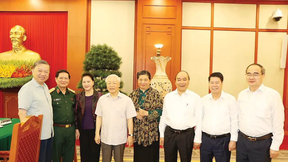 Tổng Bí thư, Chủ tịch nước Nguyễn Phú Trọng, Bí thư Quân ủy Trung ương và các đại biểu dự buổi làm việc với Thường vụ Quân ủy Trung ương. Ảnh: TTXVN