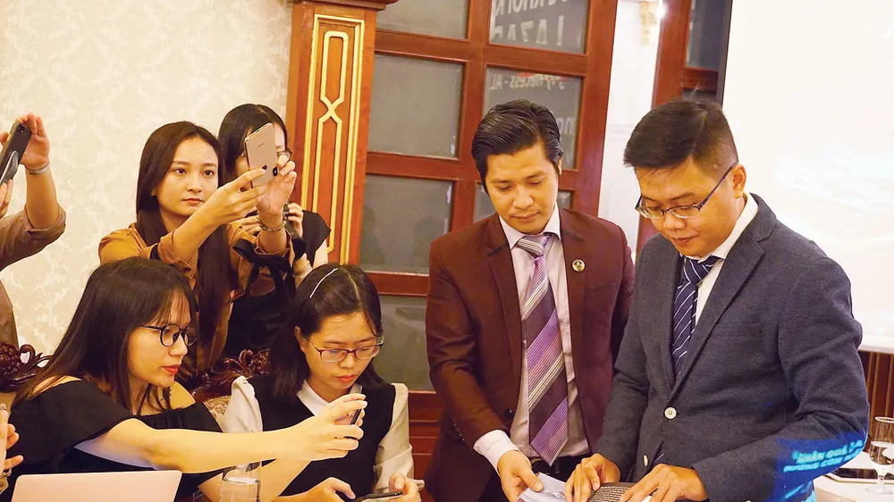 Nhân viên của First News mở đơn sách trên Lazada trước sự chứng kiến của các phóng viên