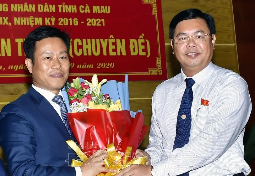 Bí thư Tỉnh ủy, ông Nguyễn Tiến Hải (phải) tặng hoa chúc mừng ông Lê Quân được đại biểu HĐND tỉnh bầu giữ chức vụ Chủ tịch UBND tỉnh, tại Kỳ họp thứ 13, HĐND tỉnh khóa IX, ngày 3-9