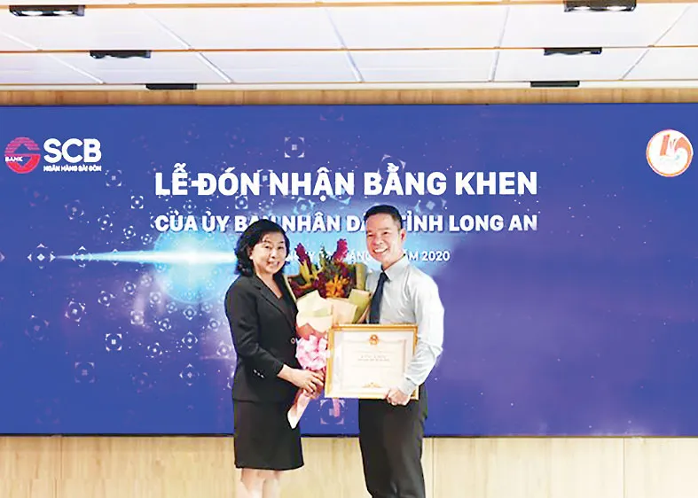 Ông Đinh Văn Thành, Chủ tịch HĐQT SCB nhận bằng khen từ bà Nguyễn Hồng Mai, Giám đốc Sở Lao động Thương binh và Xã hội tỉnh Long An