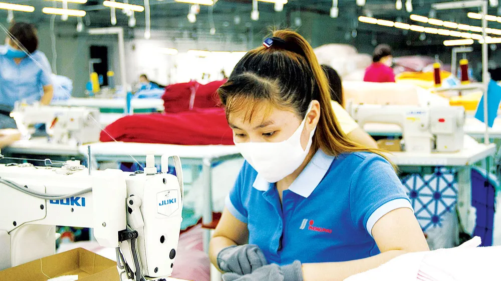 May xuất khẩu sang Mỹ, Nhật Bản, châu Âu tại Tổng Công ty Phong Phú. Ảnh: CAO THĂNG