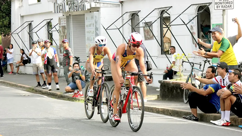 Thi đấu nội dung xe đạp của môn triathlon tại SEA Games 30. Ảnh: P. NGUYỄN