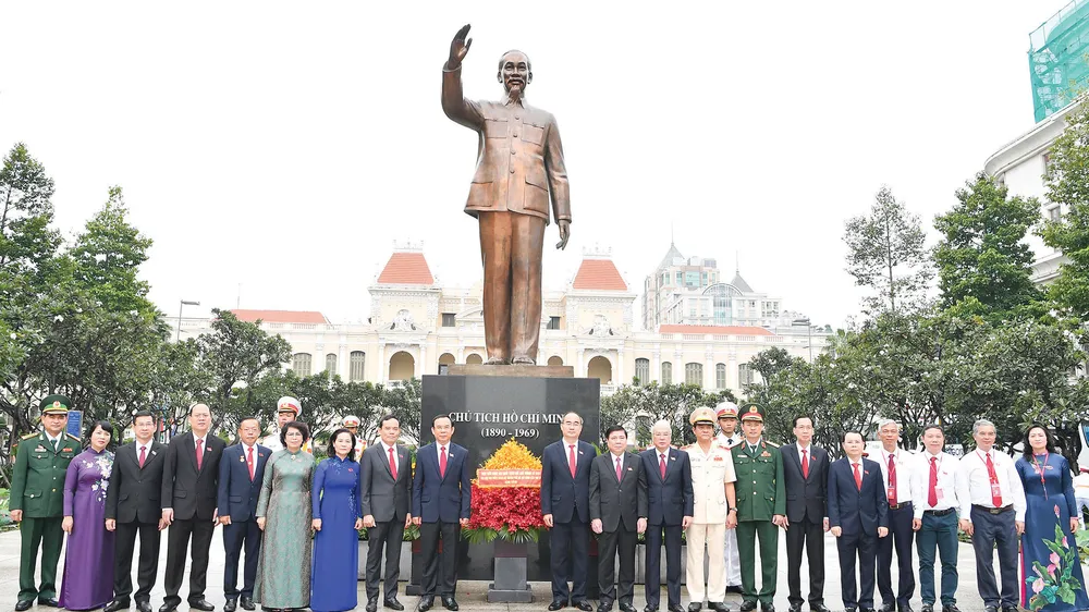 Ban Thường vụ Thành ủy TPHCM cùng các đại biểu tham dự đại hội Đảng bộ TPHCM lần thứ XI dâng hoa tại Tượng đài Chủ tịch Hồ Chí Minh. Ảnh: VIỆT DŨNG