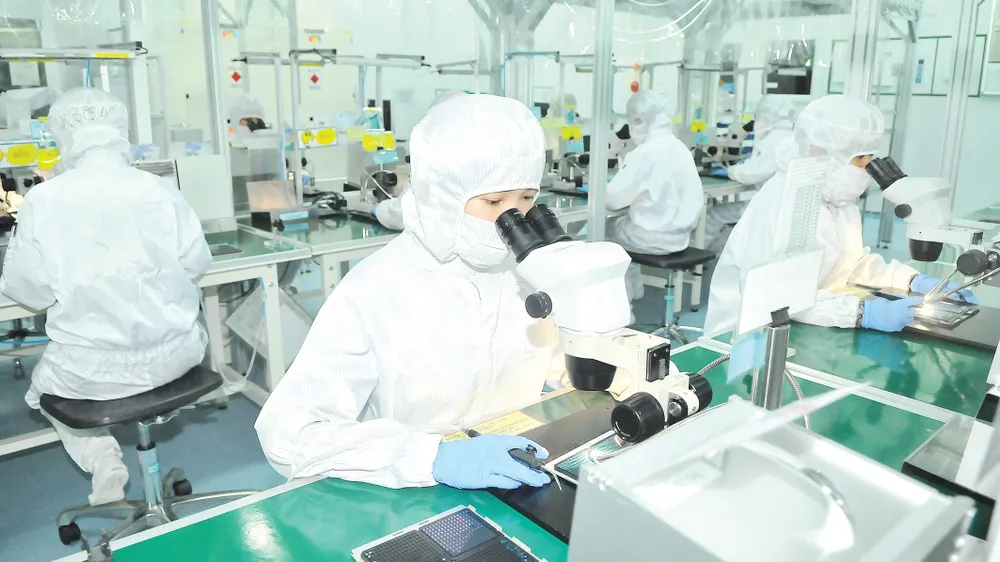 Sản xuất linh kiện điện tử tại Công ty MTEX (Nhật Bản) ở TPHCM. Ảnh: CAO THĂNG