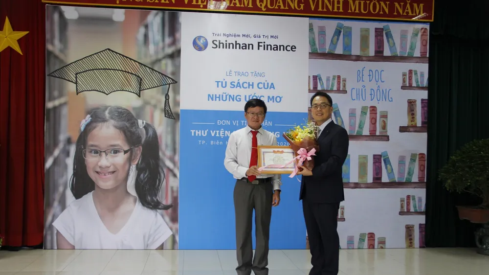 Ông Yang Hyung Mo - đại diện Shinhan Finance nhận Giấy khen từ Sở Văn hóa Thể thao tỉnh Đồng Nai