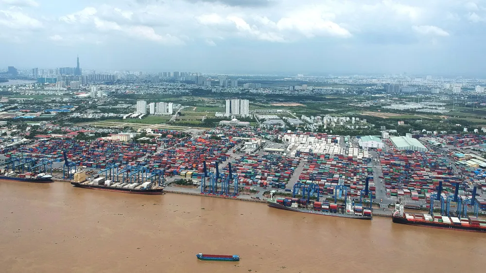 Dịch vụ logistics không còn là ngành nghề đầu tư kinh doanh có điều kiện (Ảnh: Bốc dỡ hàng tại cảng Cát Lái, TPHCM). Ảnh: CAO THĂNG