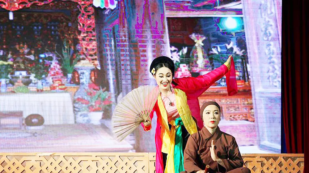 Cảnh Thị Mầu lên chùa trong vở Quan Âm Thị Kính của Nhà hát Chèo Hà Nội