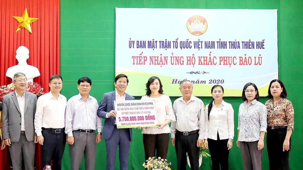 Phó Chủ tịch HĐND TPHCM Phan Thị Thắng trao hơn 5,7 tỷ đồng hỗ trợ người dân Thừa Thiên - Huế khắc phục hậu quả bão lũ