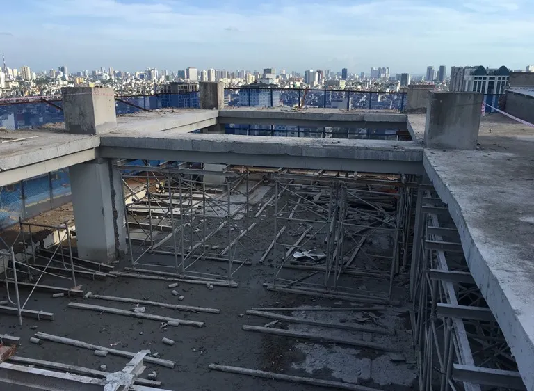 Quá trình tháo dỡ, phá dỡ phần vi phạm trật tự xây dựng tại số 8B phố Lê Trực. BAOTINTUC.VN 