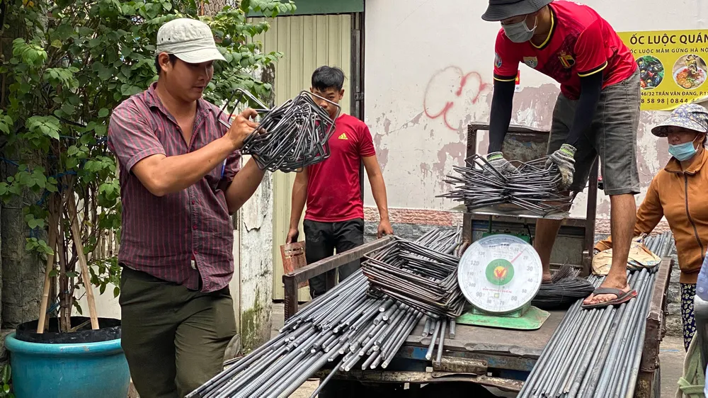 Giao thép đến một công trình xây dựng trên đường Trần Văn Đang, quận 3, TPHCM. Ảnh: CAO THĂNG