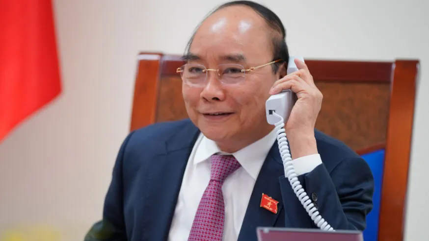 Thủ tướng Chính phủ Nguyễn Xuân Phúc điện đàm với Thủ tướng CHDCND Lào Thongloun Sisoulit. Ảnh: VGP
